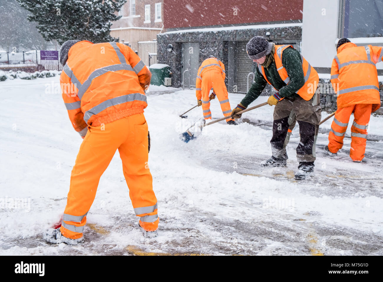 Enlever la neige des accidents de la route en parking, West Bridgford, Lancashire, England, UK Banque D'Images