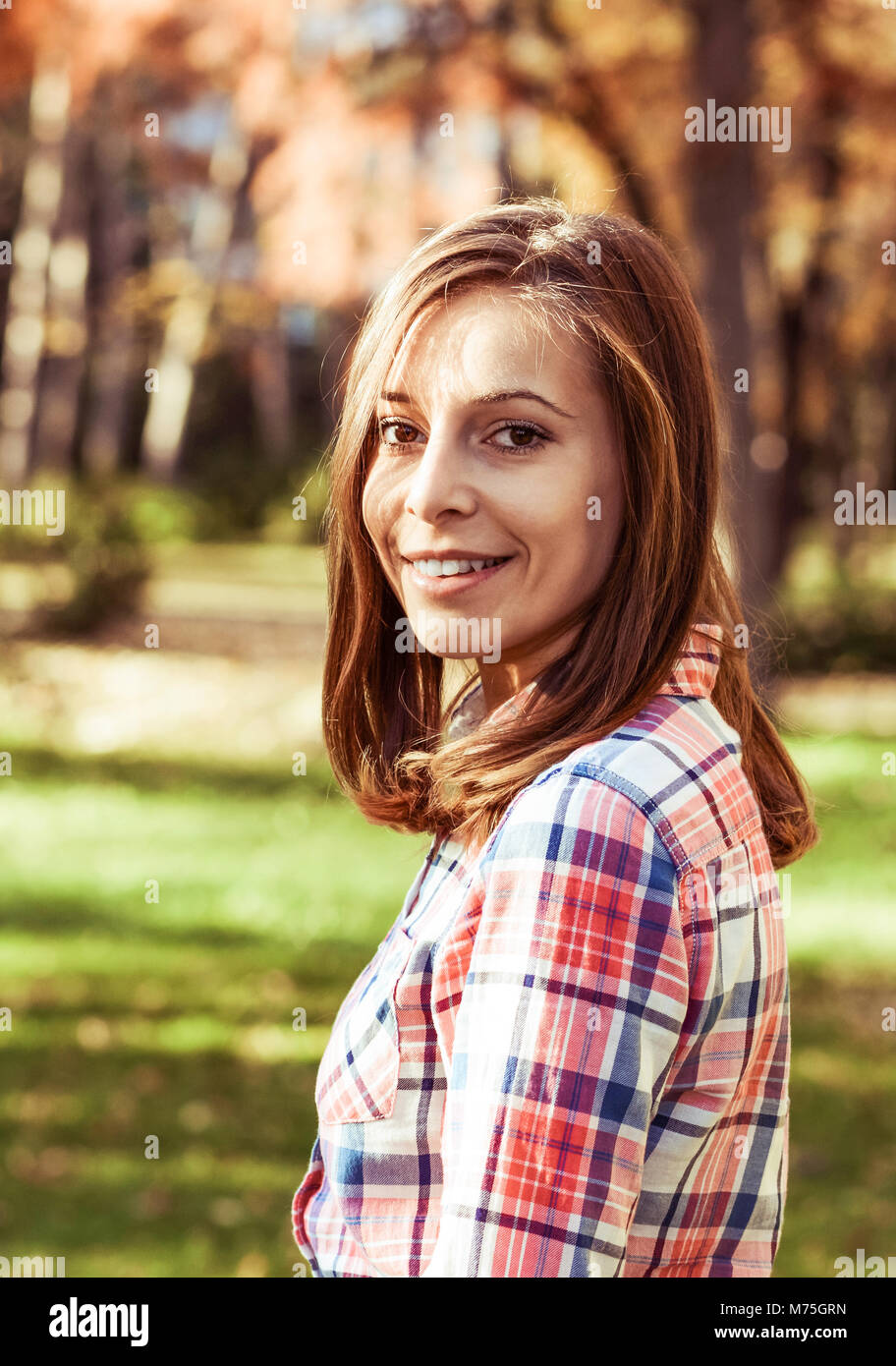 Jeune femme dans le parc jour d'automne Banque D'Images