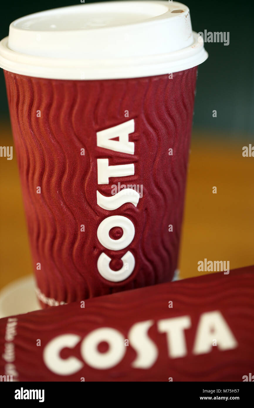 Le Costa Coffee cups à emporter en plastique Banque D'Images