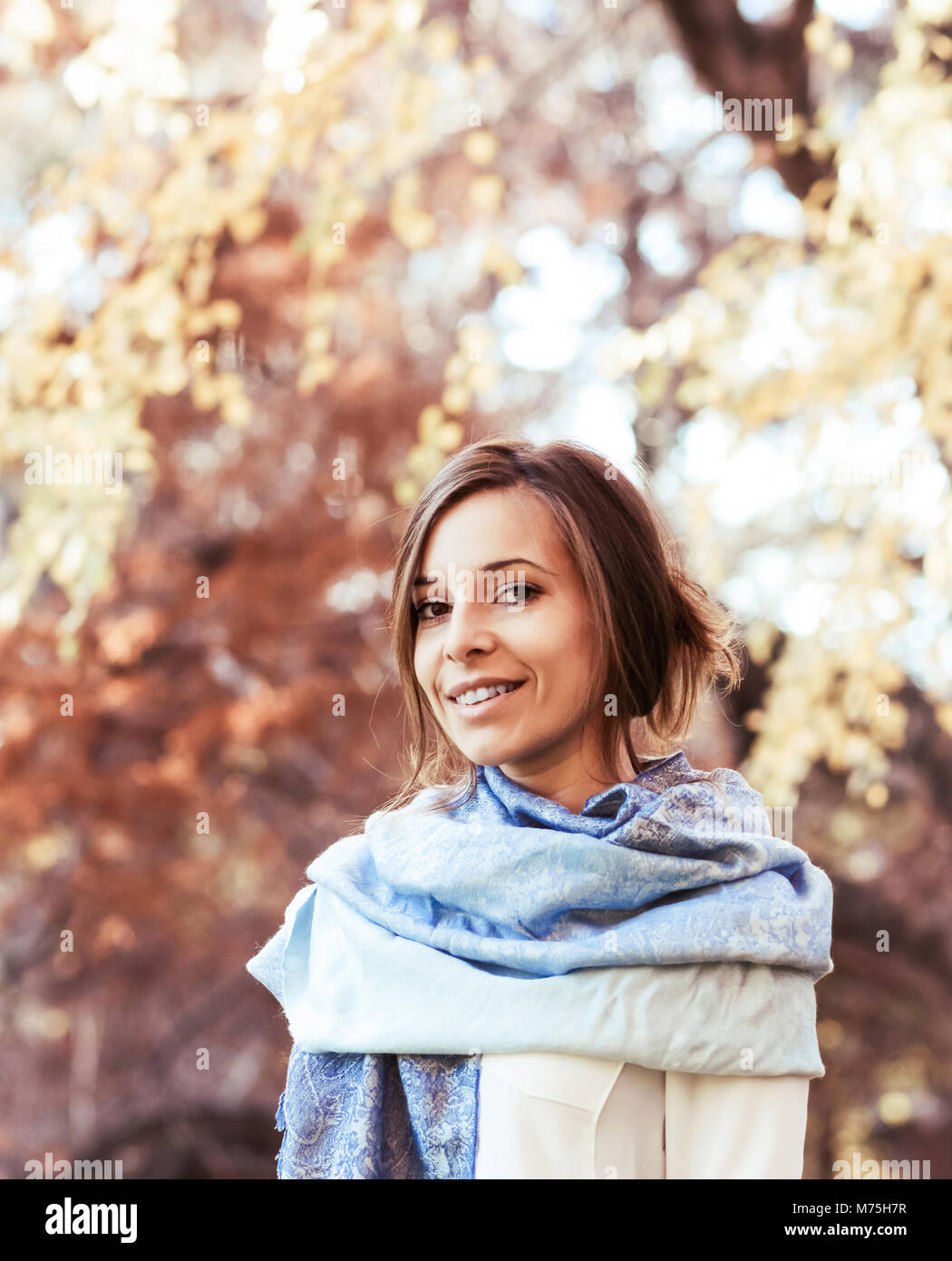 Jeune femme dans le parc jour d'automne Banque D'Images