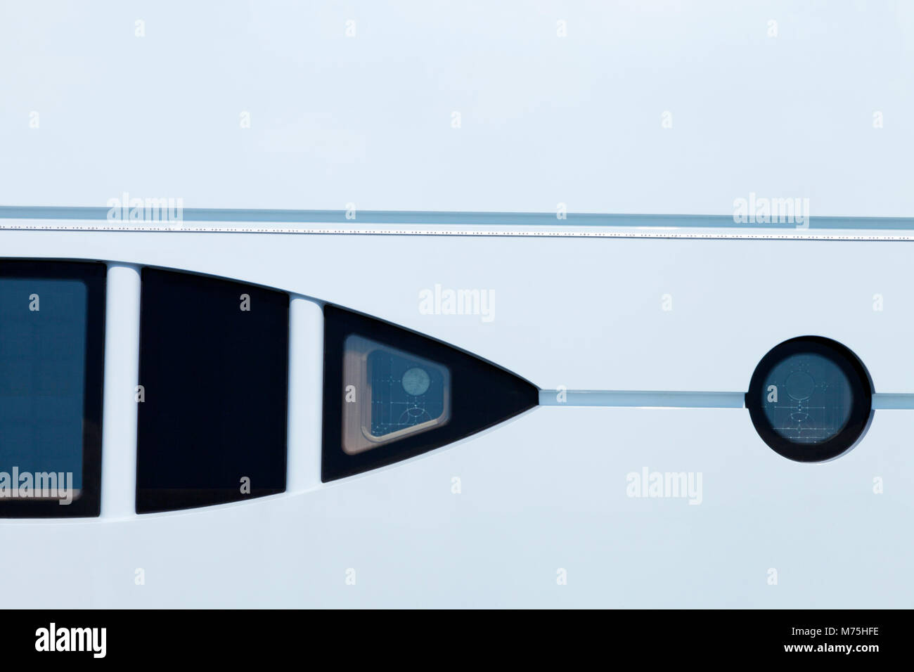 Côté super yacht avec cercle, forme triangulaire windows sur fond blanc, résumé scène . Banque D'Images