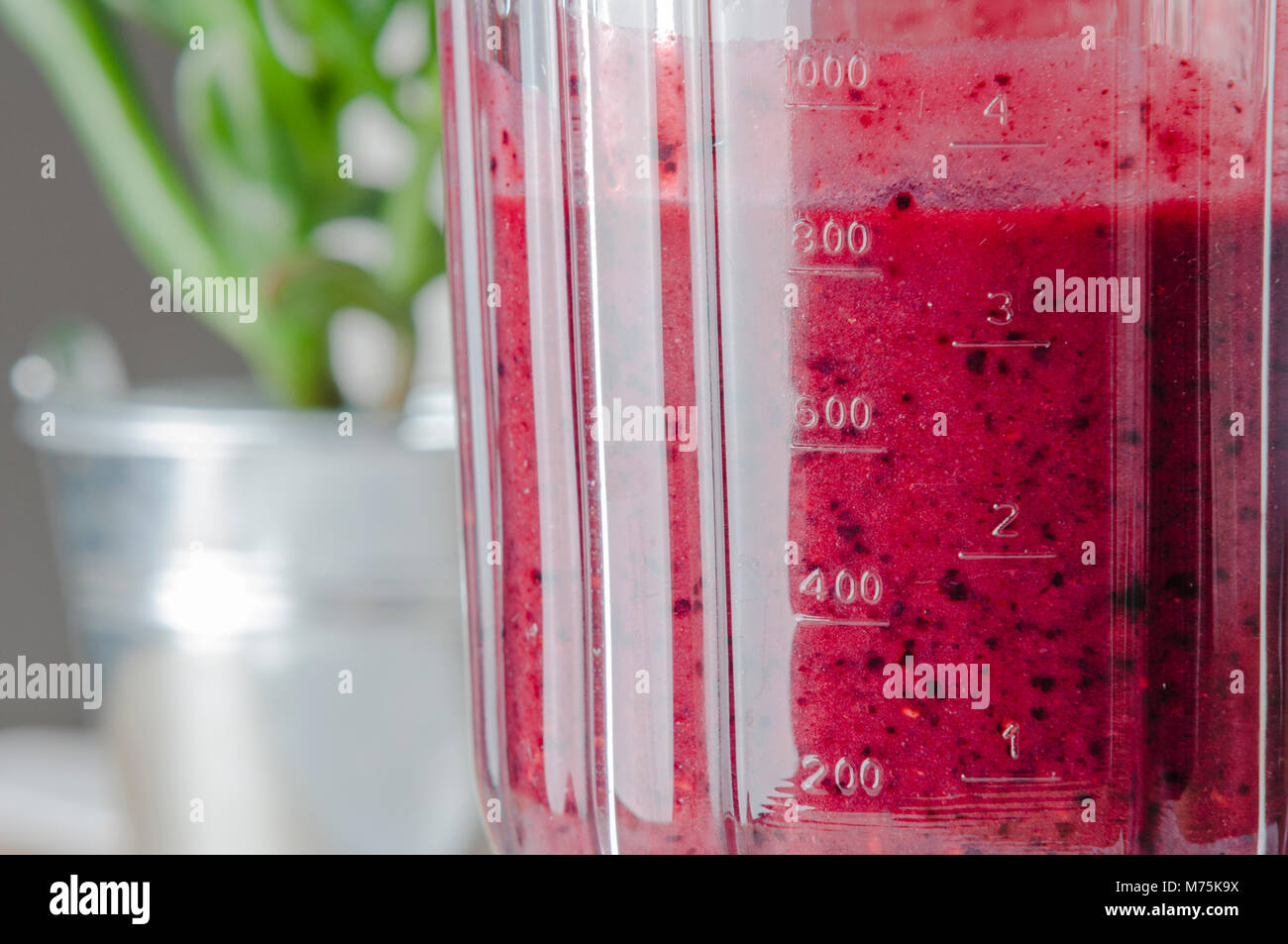 Un pot aux fruits rouges smoothie. Un petit-déjeuner sain pour les sportifs qui se soucient de leur bien-être et remise en forme. Un surplus d'énergie pour la matinée. Banque D'Images