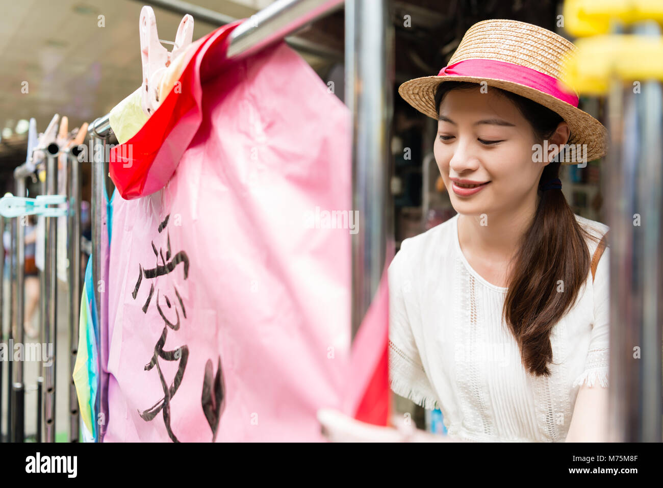 Femme écrit sa volonté sur la lanterne ciel qui est l'amour écrit en chinois sur la Vieille Rue de la section Shifen Pingxi District. Banque D'Images