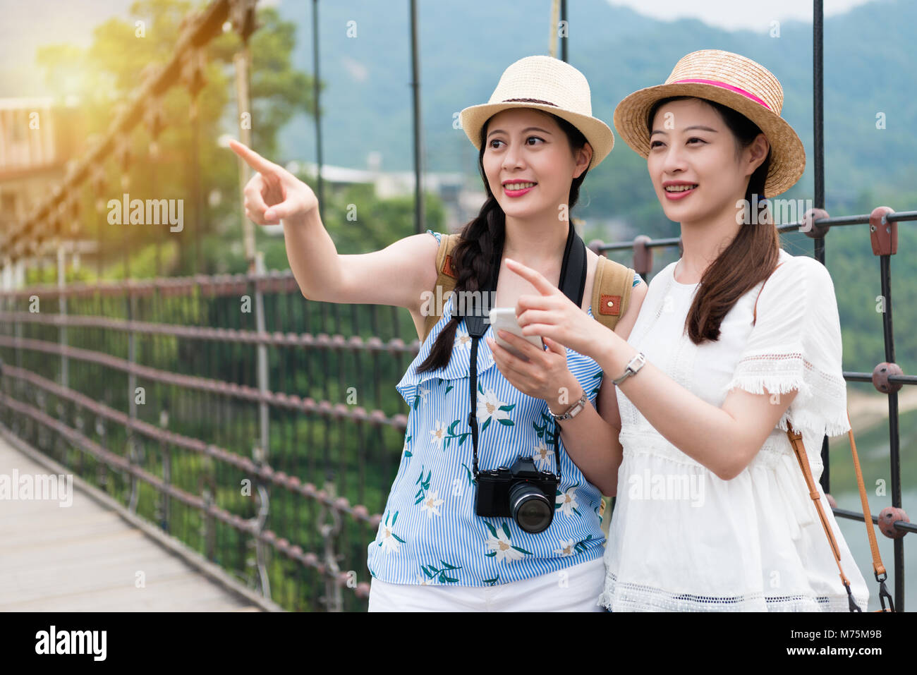 Moi les filles asiatiques sont de voyager sur le pont suspendu en bois dans la forêt dans l. Incroyable et la vue sur la montagne. Banque D'Images