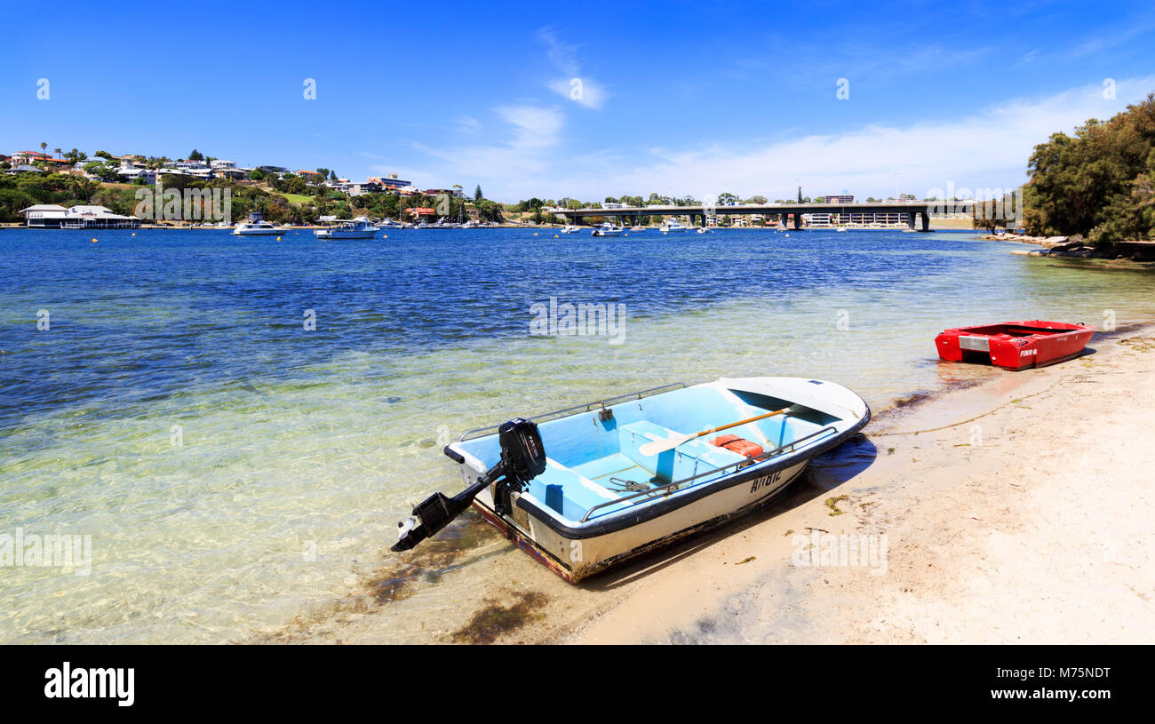 Bateaux en fibre de verre à côté de la rivière Swan en Amérique du Fremantle avec Stirling Bridge et à l'Est de Fremantle au loin. L'ouest de l'Australie Banque D'Images