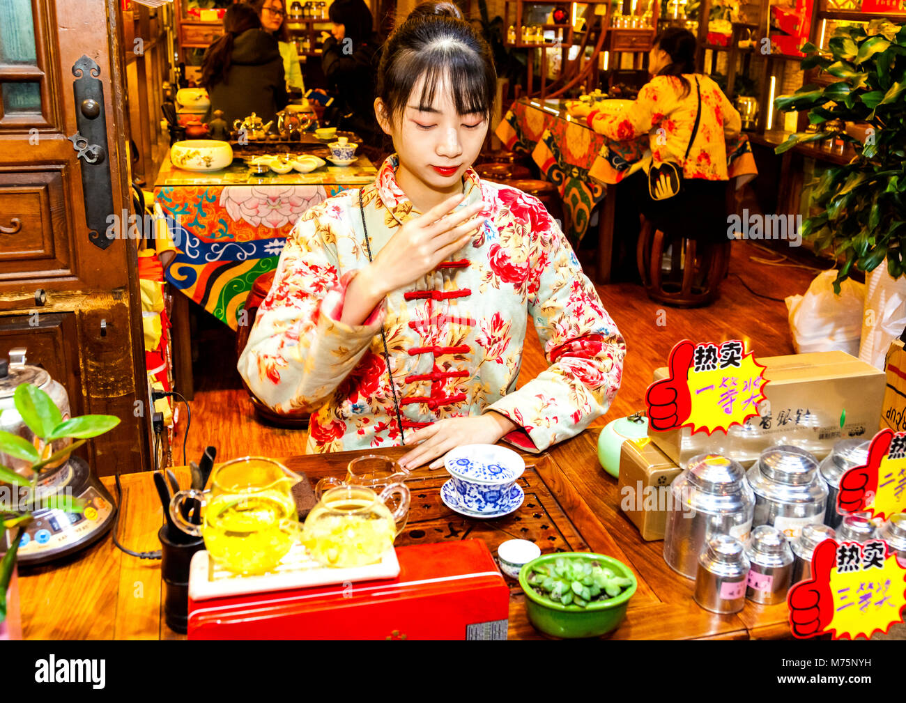 Chinese girl à Chongqing effectue une cérémonie du thé Banque D'Images