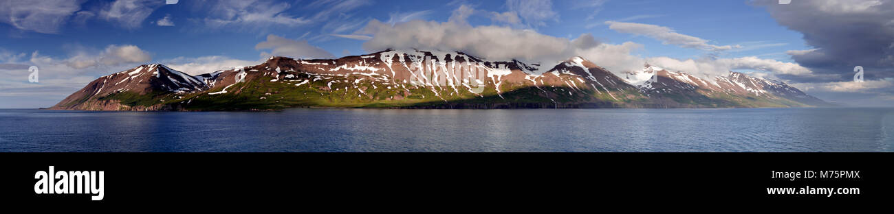 Panorama de montagnes et de la neige en fjord à Akureyri, Islande Banque D'Images
