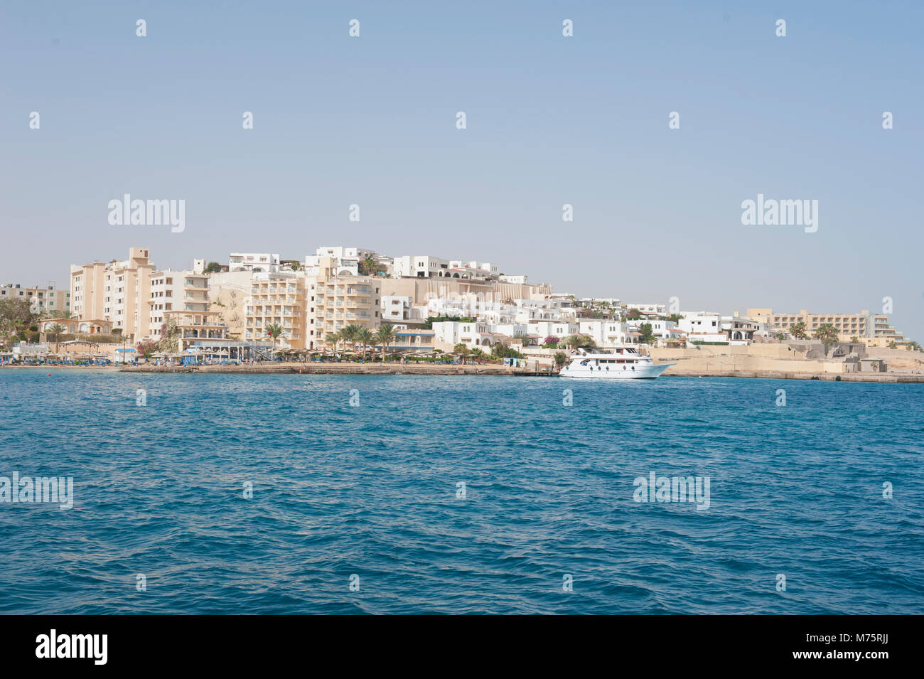 Grand immeuble d'appartements sur le développement littoral de mer océan tropical en Egypte Banque D'Images