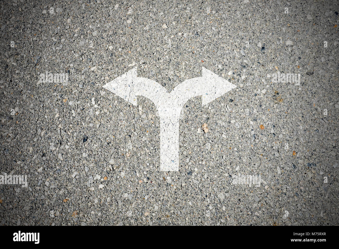 Carrefour signe sur la rue en béton bitumineux et de prendre des décisions dans deux directions - vers la gauche ou la droite Banque D'Images