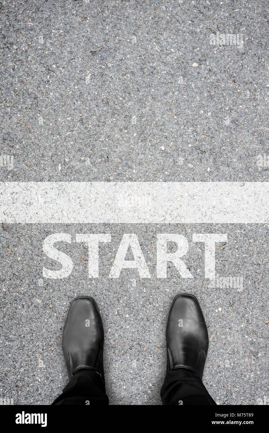 Chaussures noires debout à la ligne de départ Banque D'Images