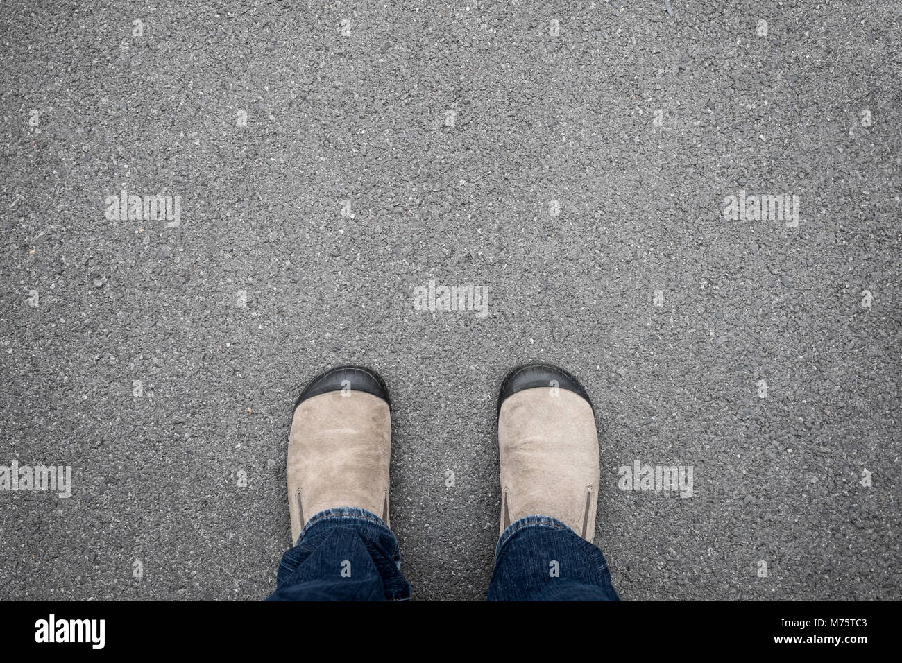 Chaussures brunes debout sur le plancher de béton asphalte va commencer/commencer une nouvelle vie Banque D'Images