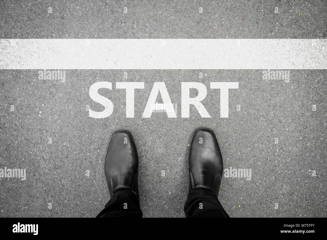 Chaussures noires debout à la ligne de départ pour démarrer ou commencer une nouvelle vie Banque D'Images