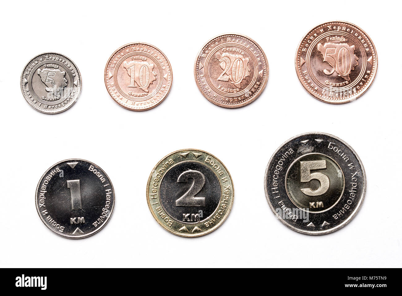 Pièces de monnaie de la Bosnie-Herzégovine sur un fond blanc Banque D'Images