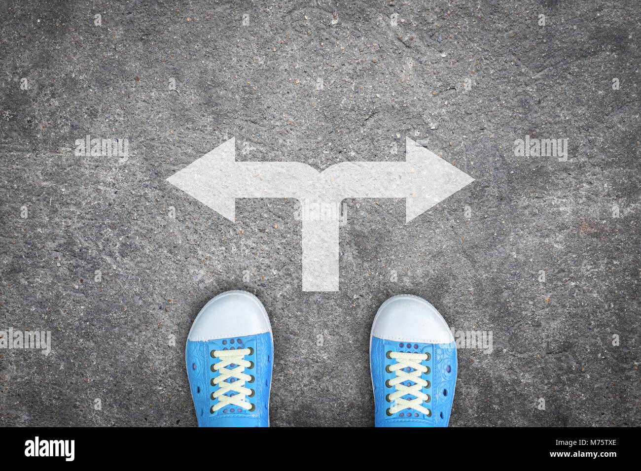 Les adolescents portant des chaussures bleu debout à la croisée des chemins et doit prendre une décision où aller Banque D'Images
