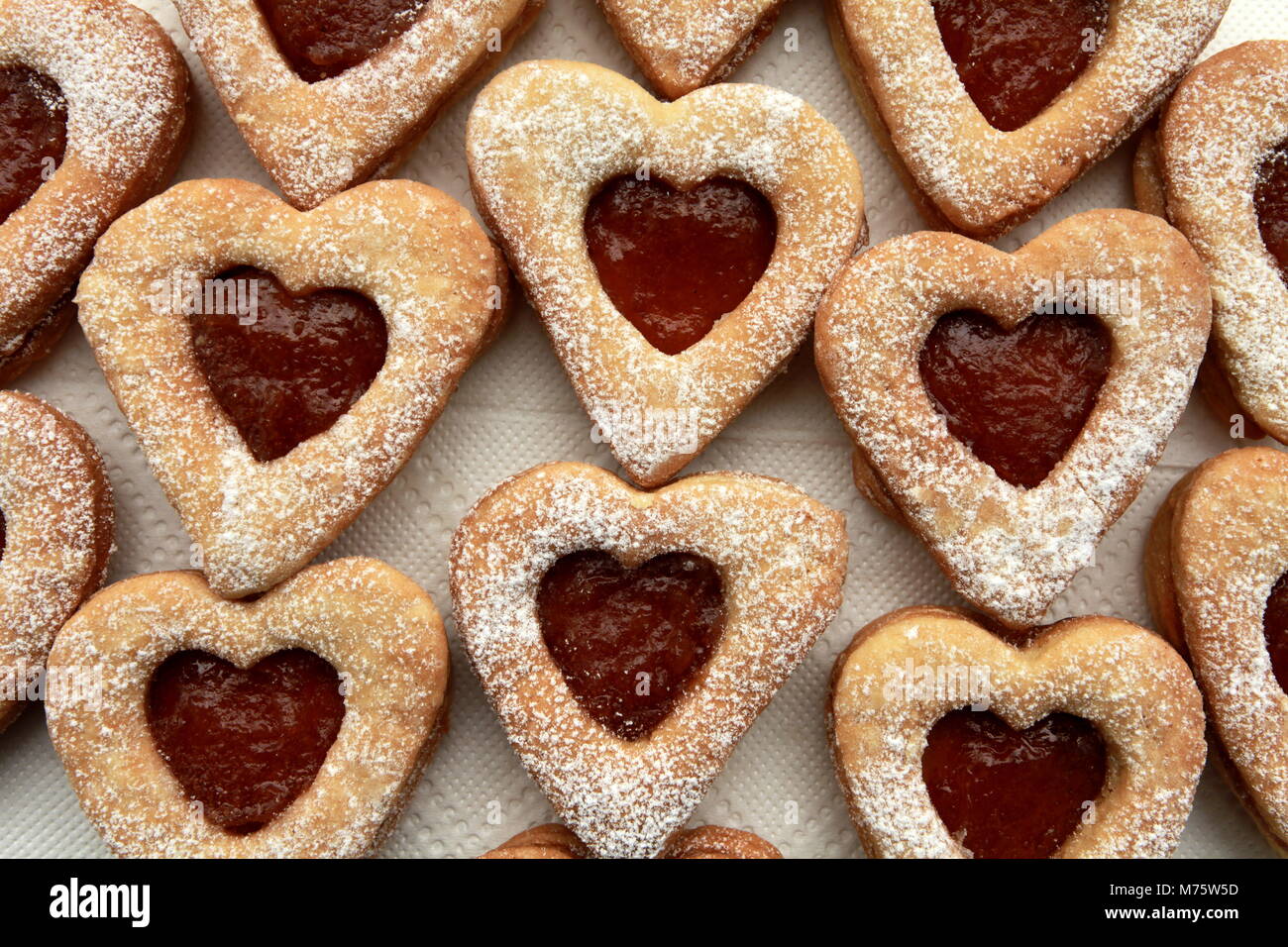 Les biscuits faits maison avec le contre-cœur près de Banque D'Images