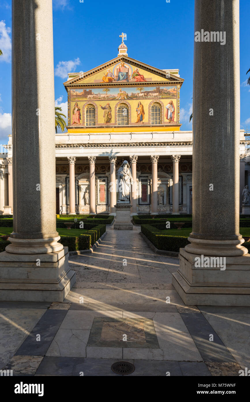 Basilique de Saint Paul ou Basilica di San Paolo fuori le mura juste au sud des murs de la vieille ville. Rome. Lazio, Italie. Banque D'Images