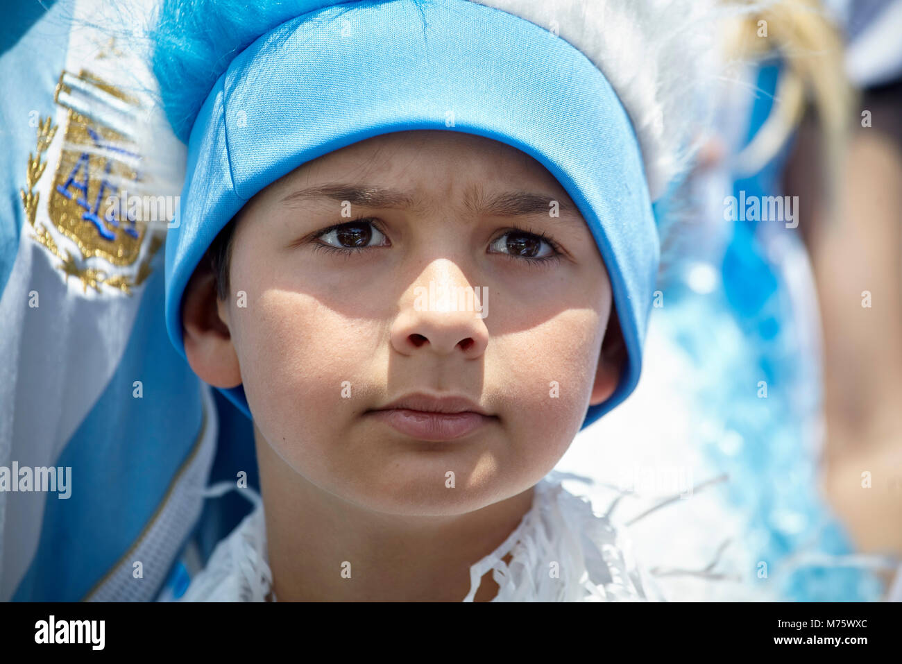 Soutien au football argentin garçon match, portrait Banque D'Images