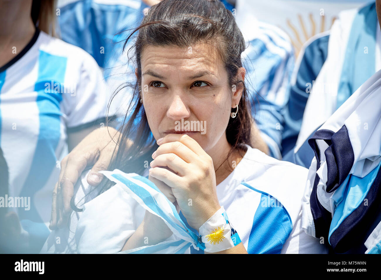 Fan de football argentin regarder match avec expression anxieuse sur le visage Banque D'Images