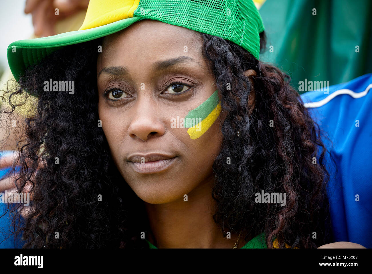 Fan de football brésilien wearing hat et la peinture pour le visage, portrait Banque D'Images