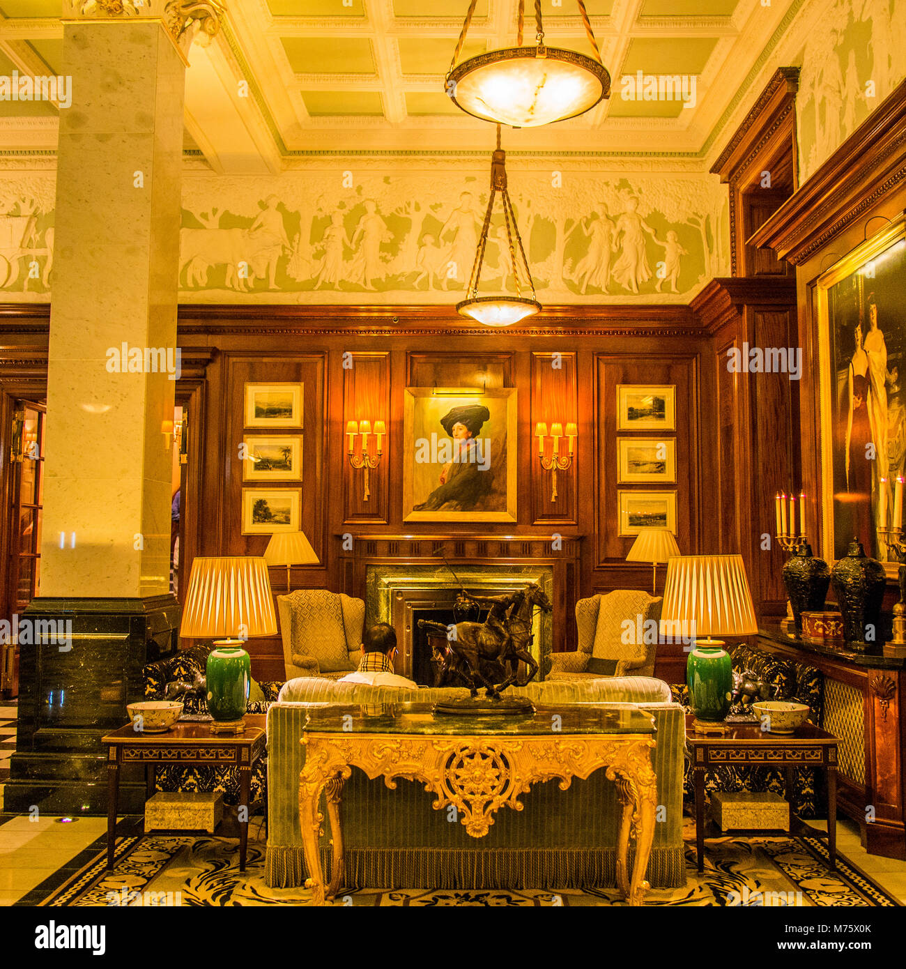 Intérieur de l'Hôtel Savoy, un célèbre et exclusif hôtel situé sur les rives de la Tamise, Londres Banque D'Images