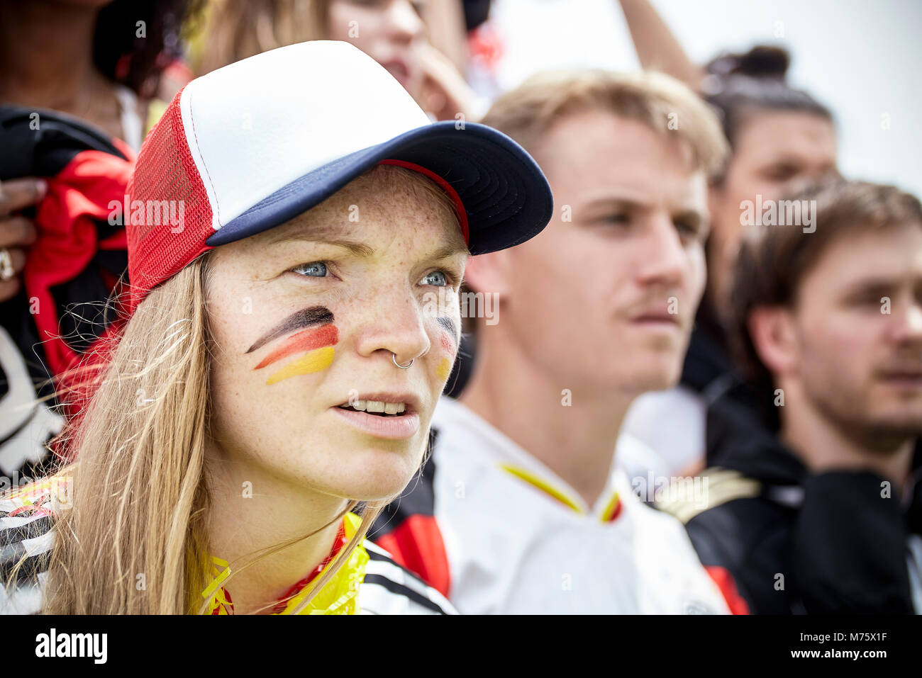 Supporter de football allemand en regardant attentivement au match Banque D'Images