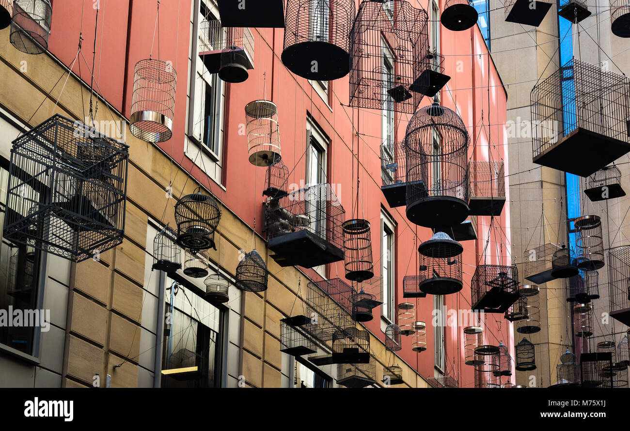 Une installation artistique de 50 cages suspendues, intitulé chansons oubliées. Il comenorates les chansons de cinquante oiseaux une fois entendu dans le centre de Sydney. Banque D'Images