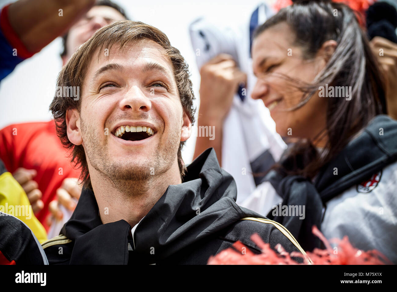 Fan de football match à sourire gaiement Banque D'Images