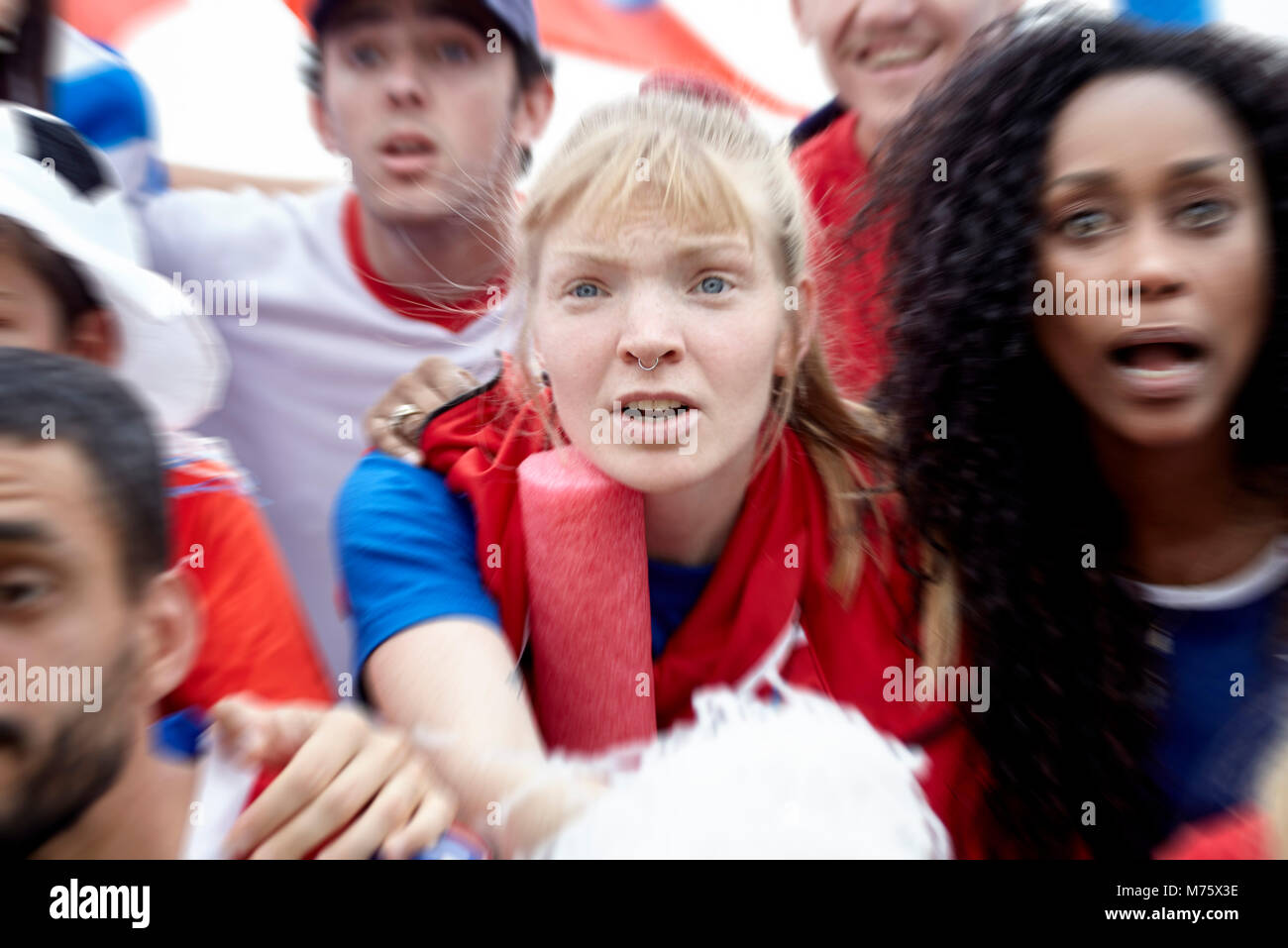 Les amateurs de football regarder en suspens au match de football Banque D'Images