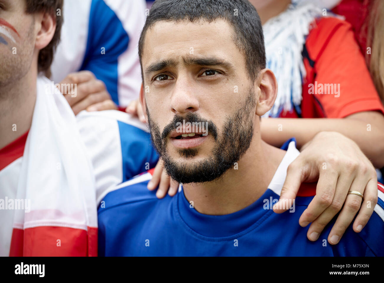 Supporter de football match regarder attentivement, portrait Banque D'Images