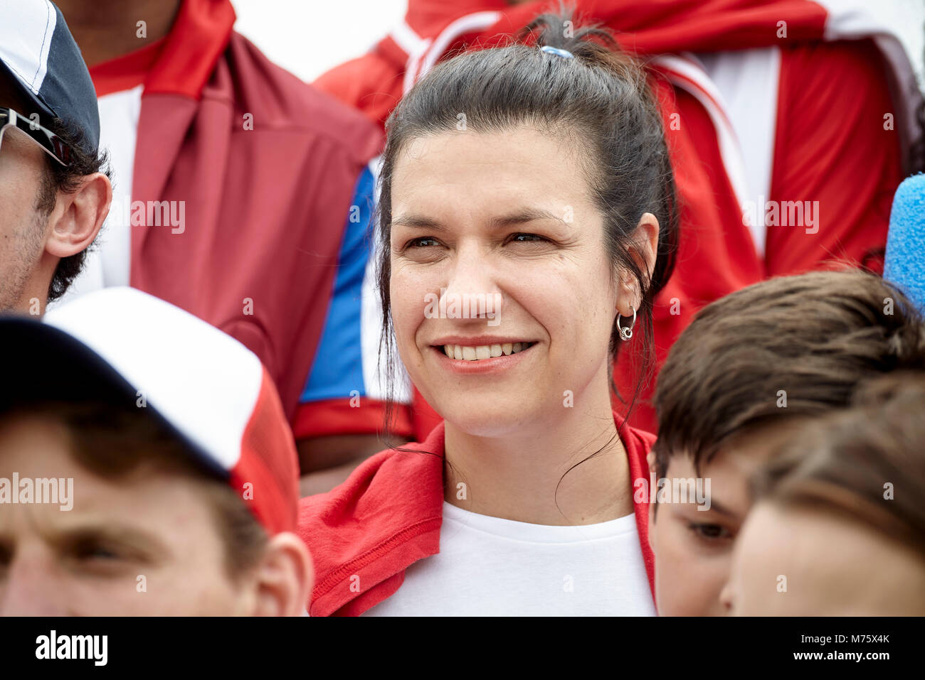 Woman smiling gaiement au match de football Banque D'Images