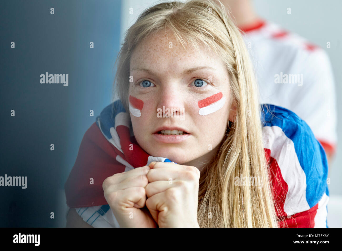 Partisan de football britannique à l'intérieur regarder match Banque D'Images