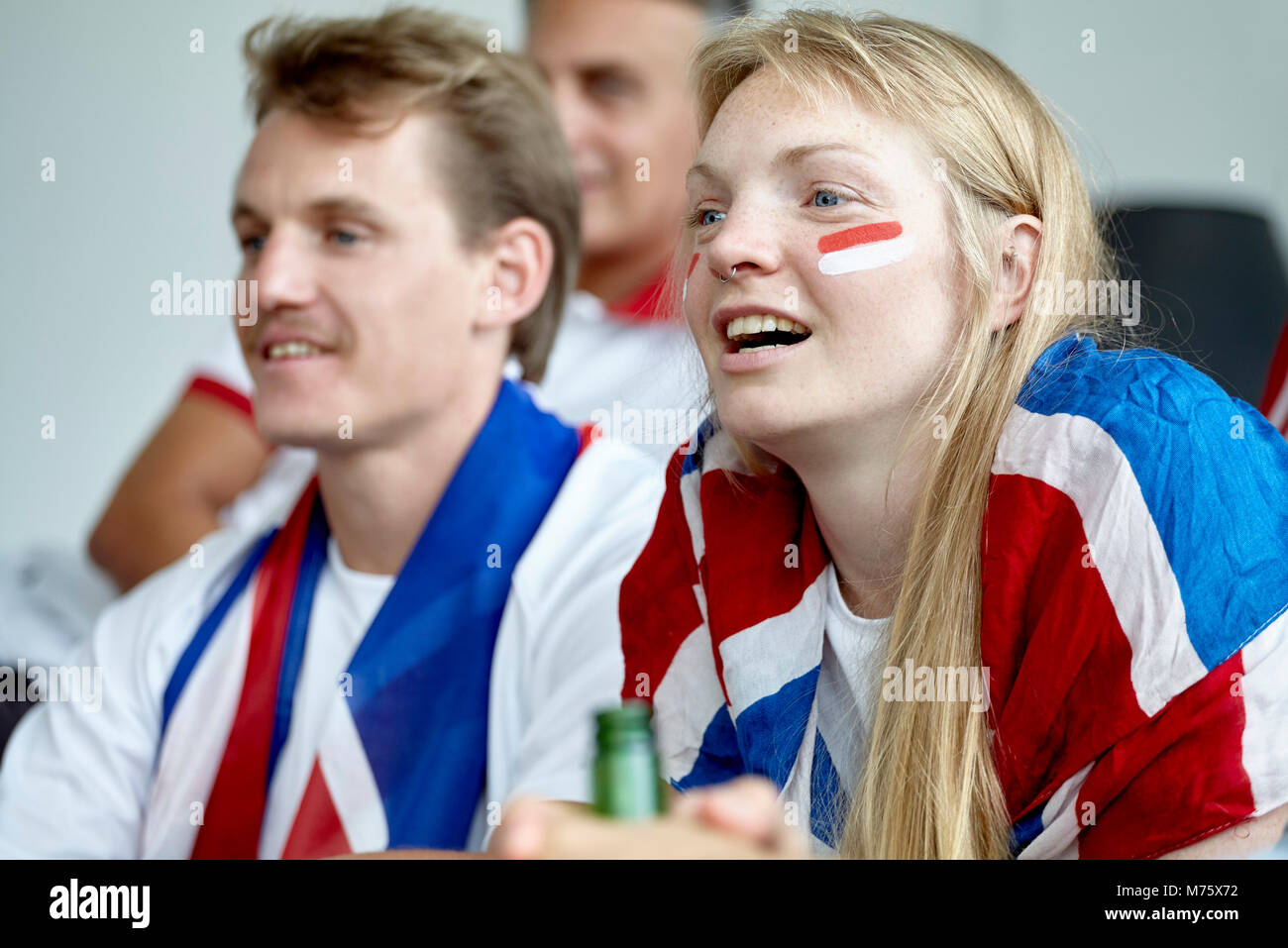 Les fans de football britannique regarder match à domicile Banque D'Images