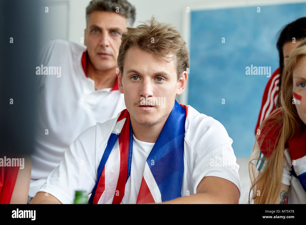 Les fans de football britannique regarder match à la télévision Banque D'Images