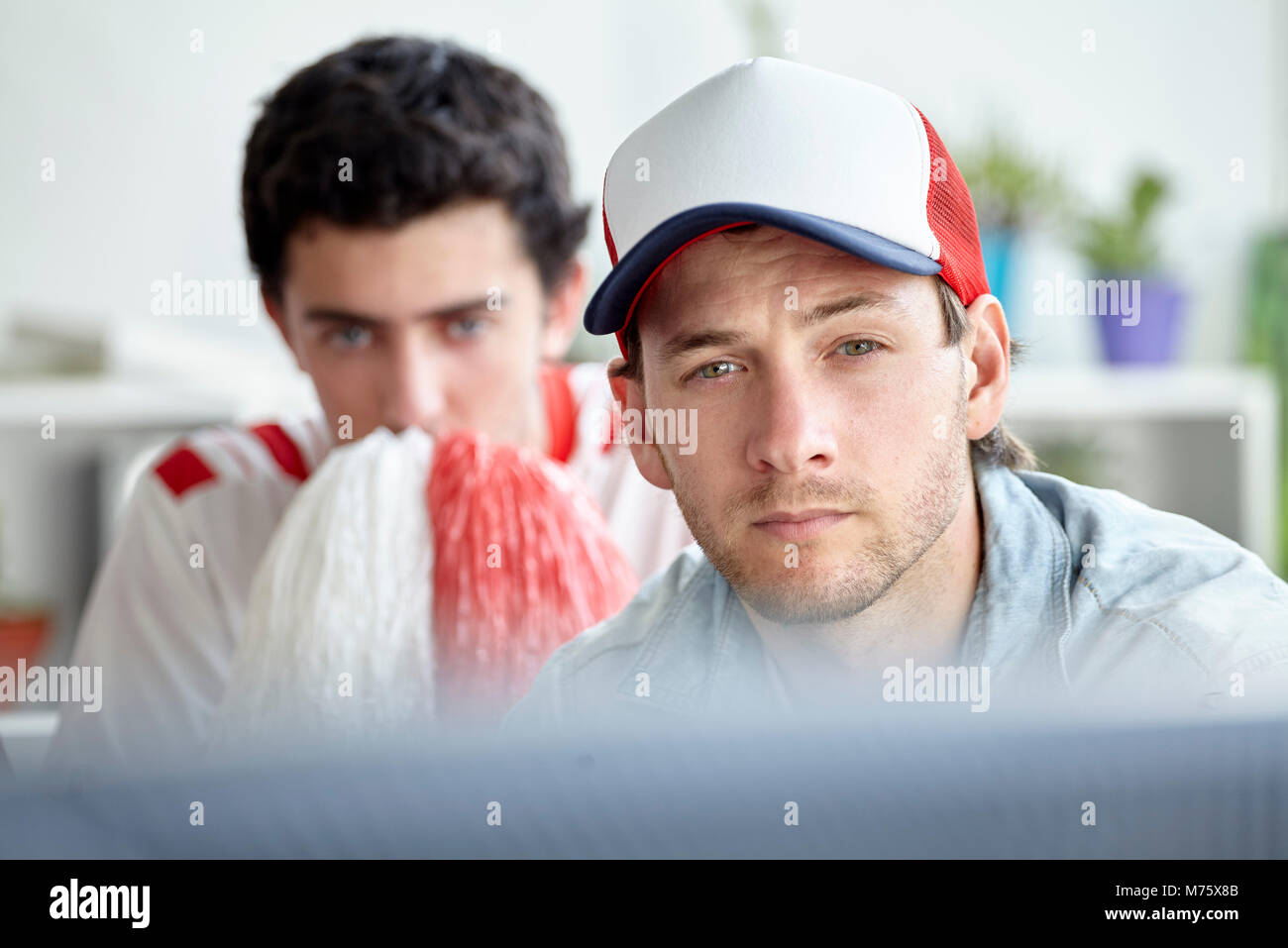 Les fans de sport regarder match à la télévision Banque D'Images