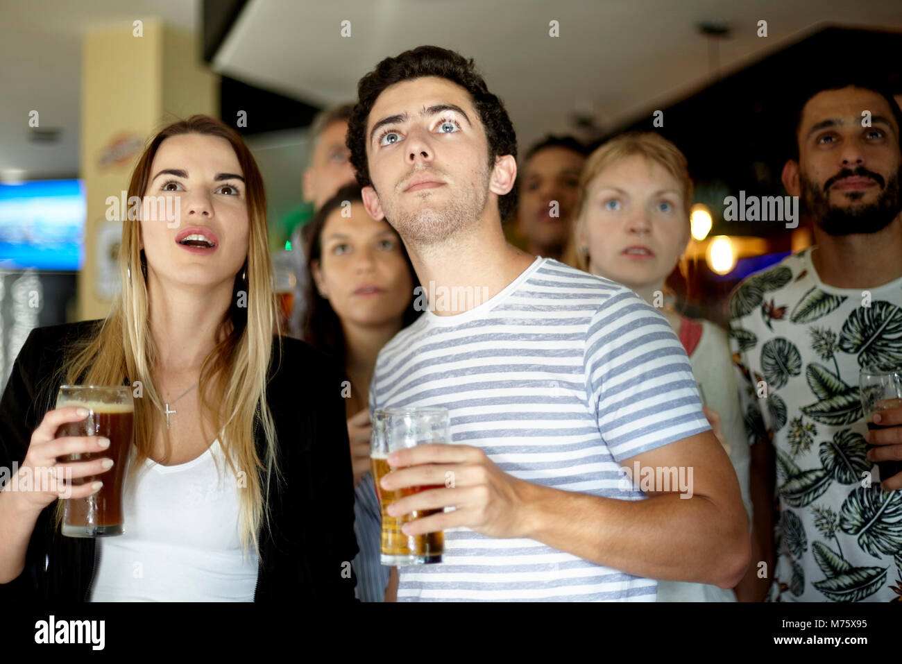 Les amateurs de sport regarder match en bar Banque D'Images