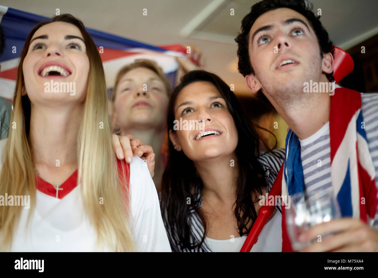 Les fans de football britannique regarder match en bar Banque D'Images