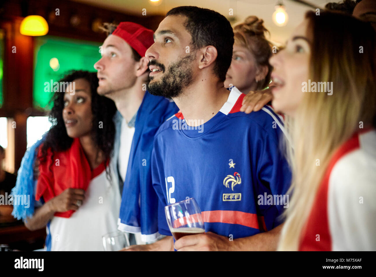 Les supporters de football français regarder match en bar Banque D'Images