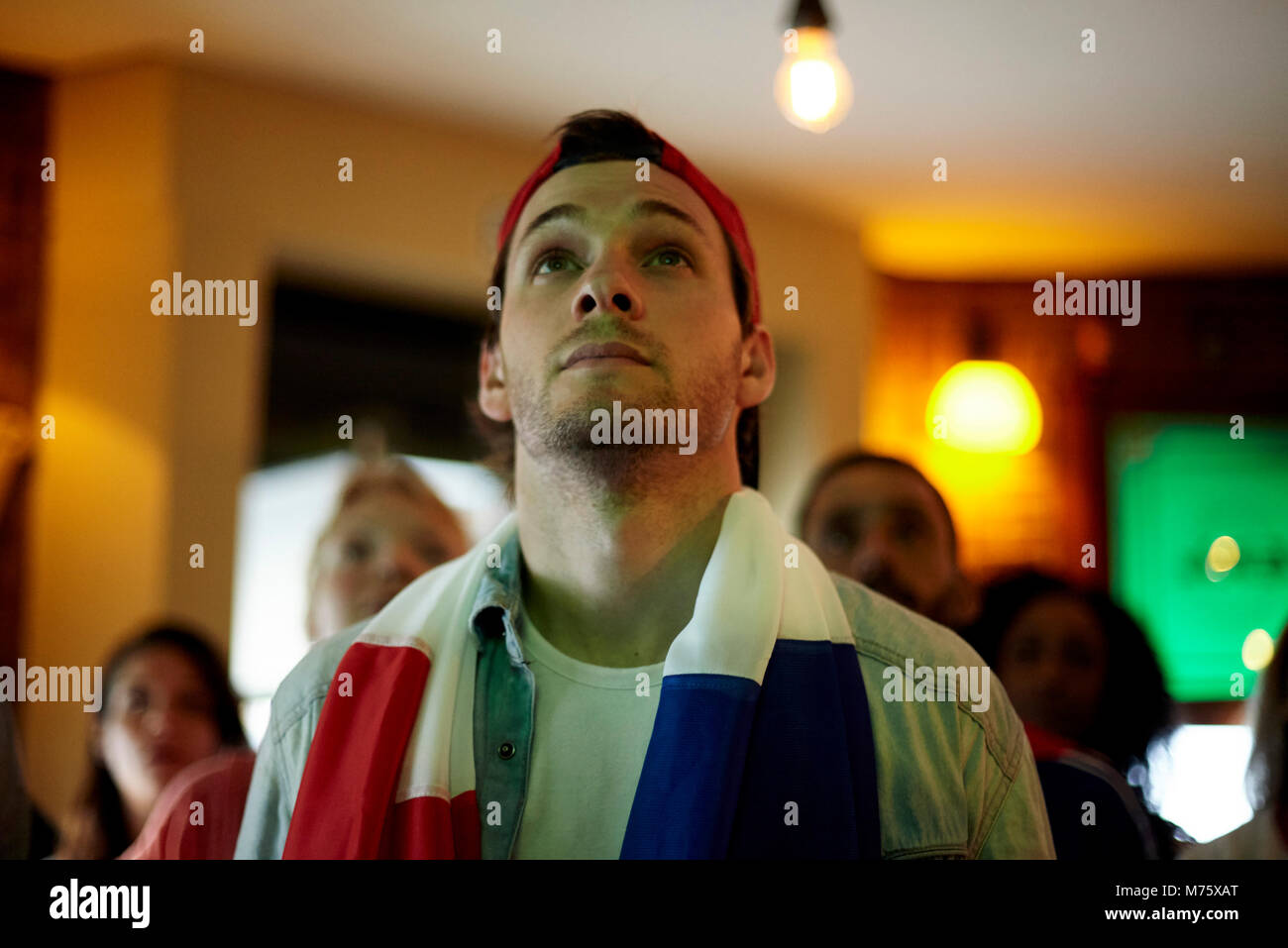 Fan de football français regarder match en bar Banque D'Images
