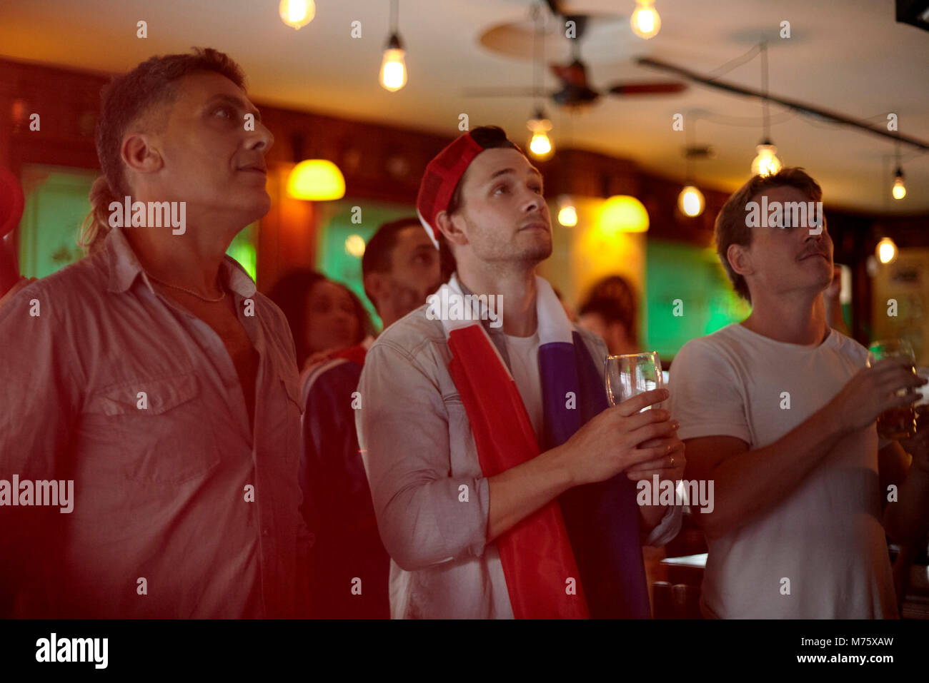 Les fans de foot français regarder match en bar Banque D'Images