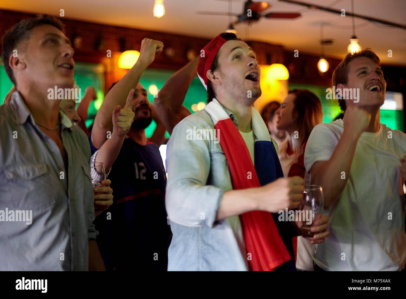 Les fans de football français regarder match en bar Banque D'Images