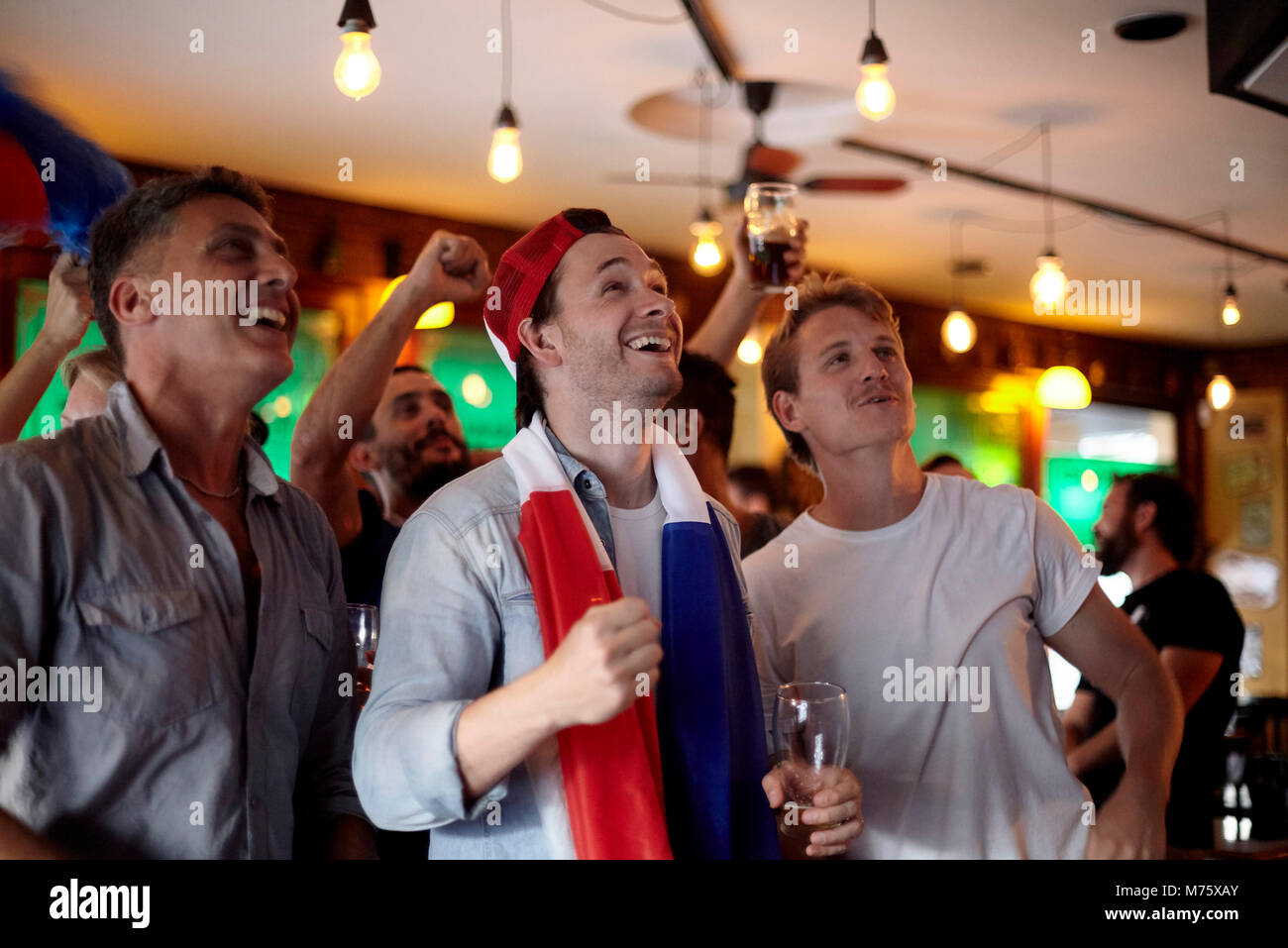 Les fans de football français regarder match en bar Banque D'Images