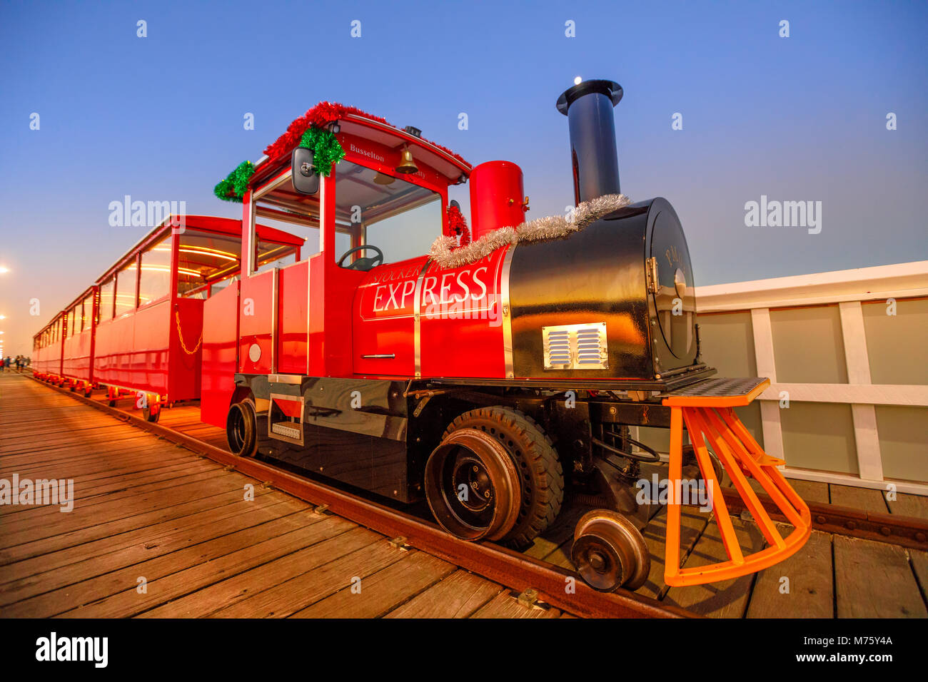 Busselton, Australie - Dec 30, 2017 : la vue perspective de train de Busselton Jetty, l'ouest de l'Australie à l'heure bleue. Scenic célèbre monument emblématique. Busselton Jetty est la plus longue jetée en bois dans le monde. Banque D'Images