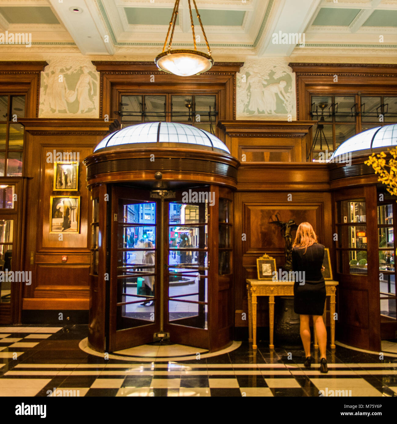 Intérieur de l'Hôtel Savoy, un célèbre et exclusif hôtel situé sur les rives de la Tamise, Londres Banque D'Images