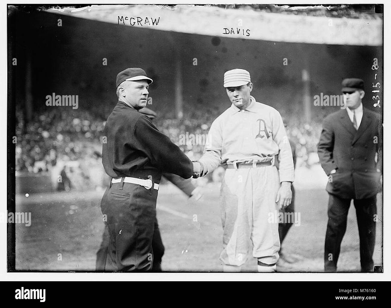 John McGraw, une figure notable du baseball, figure dans cette image historique représentant son implication avec New York NL et Davis de Philadelphie Al. Banque D'Images