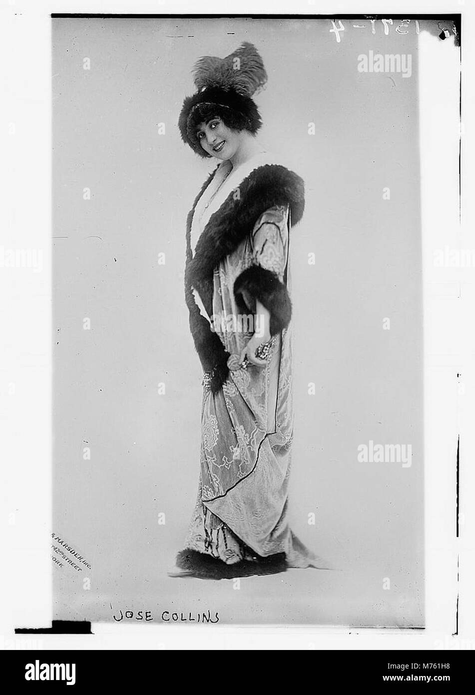 Jose Collins était une actrice britannique connue pour ses performances dans le théâtre musical. Cette image la décrit comme une personnalité de scène renommée, reflétant sa carrière dans le West End du début au milieu du XXe siècle. Banque D'Images