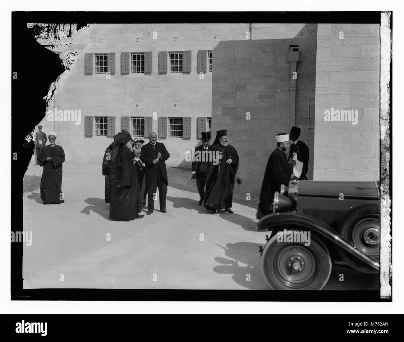 Une photographie de la célébration de l'anniversaire du roi en 1932, marquant un événement royal important. L'image capture les formalités et l'atmosphère de l'occasion publique. Banque D'Images