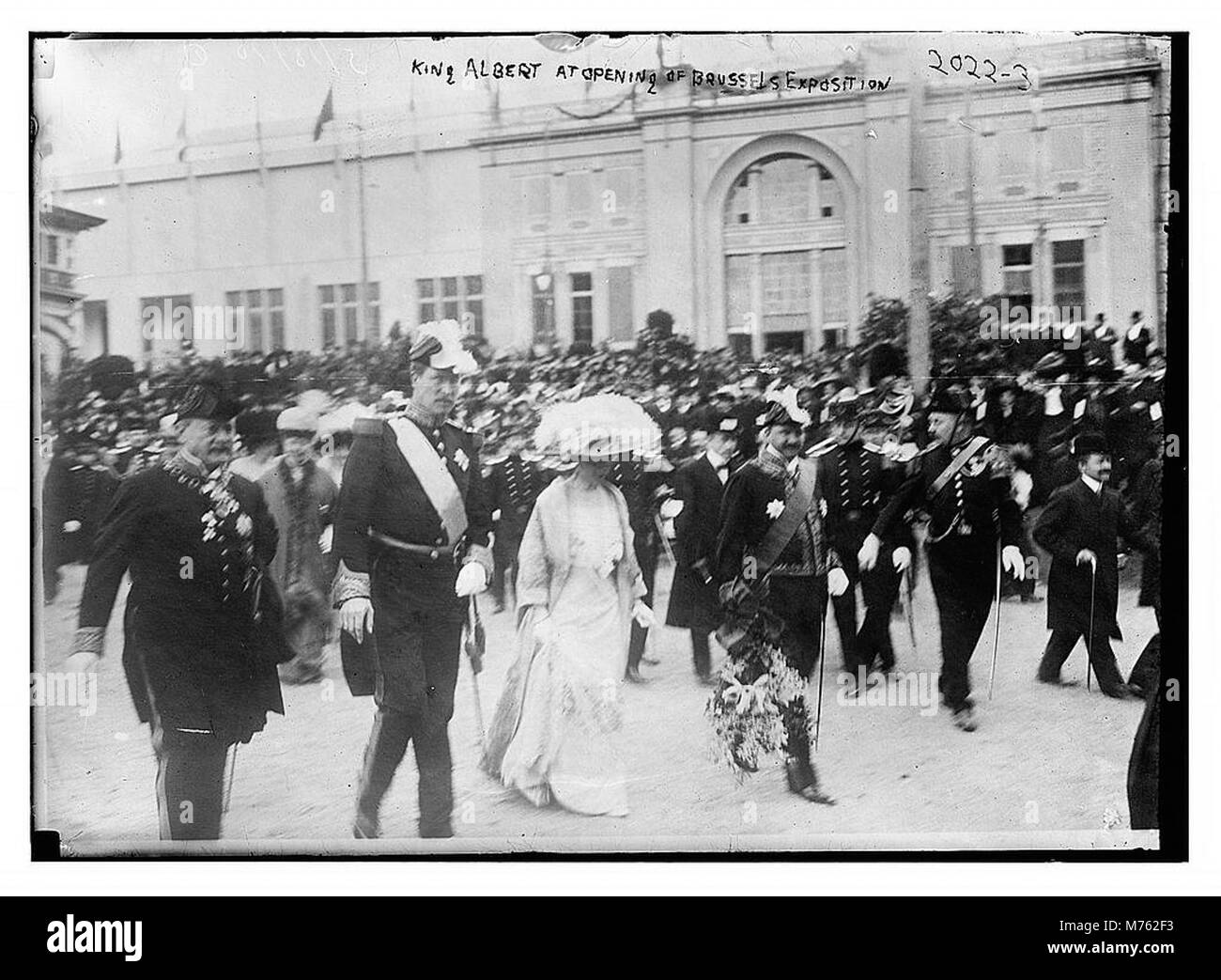 Le roi Albert de Belgique assiste à l'ouverture de l'exposition de Bruxelles, un événement important au début du XXe siècle en Belgique. Banque D'Images