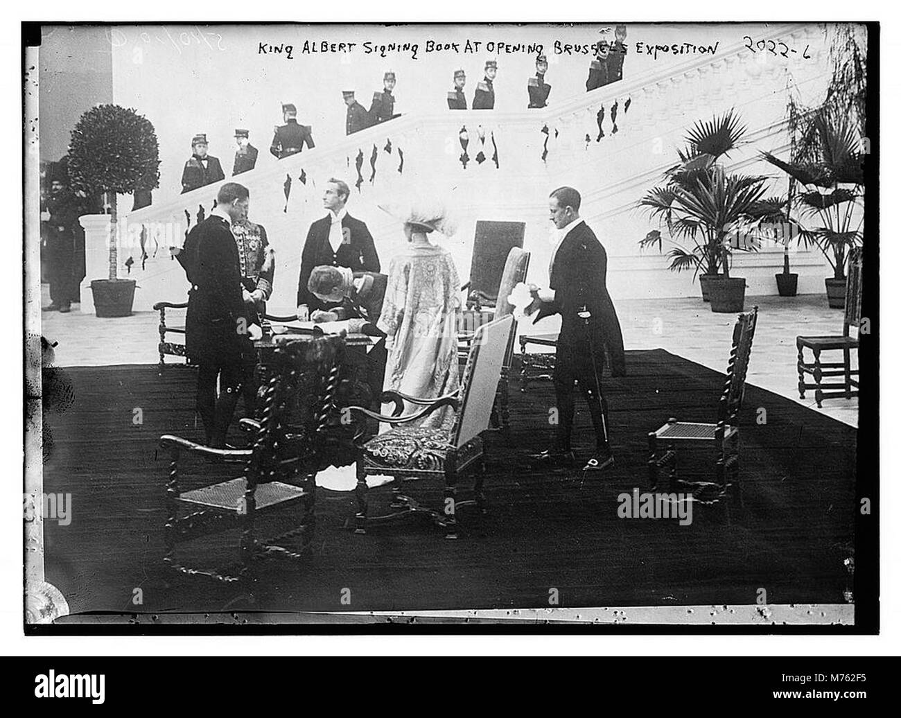 Le roi Albert de Belgique signe un livre à l'ouverture de l'exposition de Bruxelles, symbolisant l'importance de l'événement et son rôle dans la diplomatie internationale. Banque D'Images