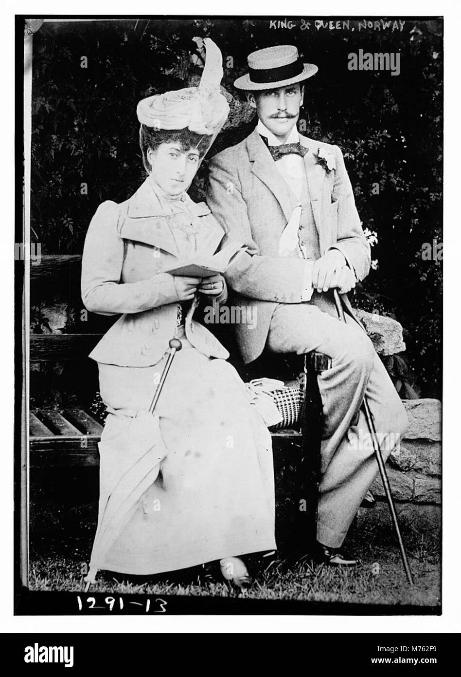 Photographie du roi et de la reine de Norvège, capturant un moment formel pendant leurs fonctions royales, probablement dans le cadre d'un événement officiel ou d'une visite. Banque D'Images