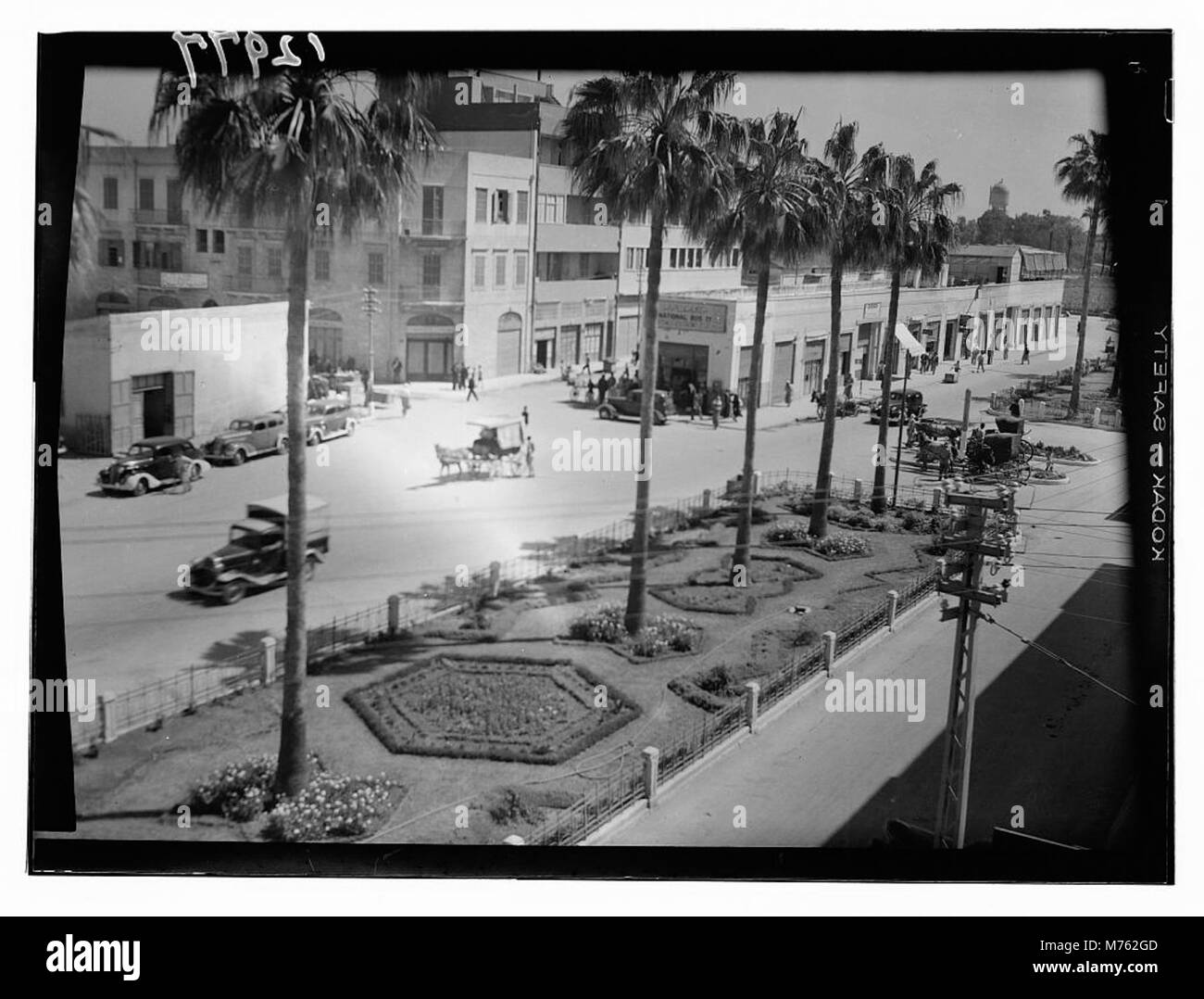 Une photographie historique de l'avenue King George à Jaffa (qui fait maintenant partie de tel Aviv, Israël), capturant le paysage urbain et le style architectural de la région au début du XXe siècle. Banque D'Images